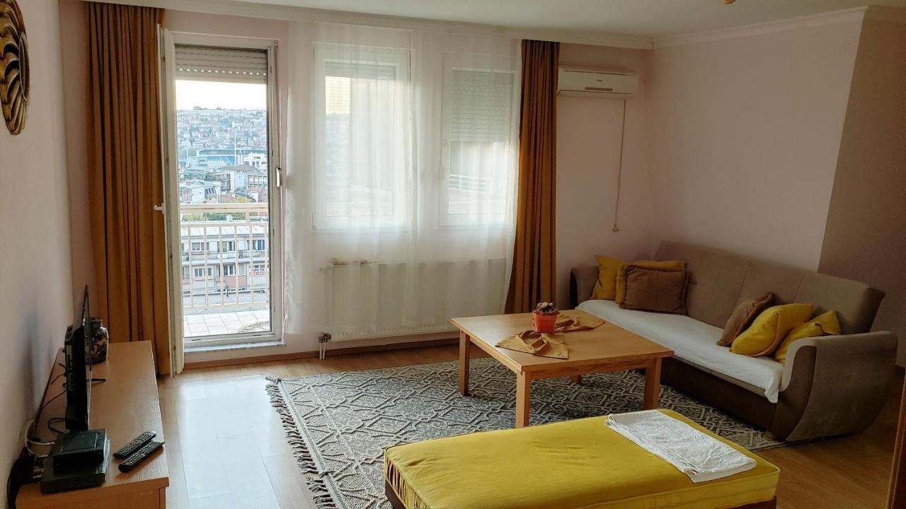 Spacious Downtown Apartment With A City View Pristina Exteriör bild